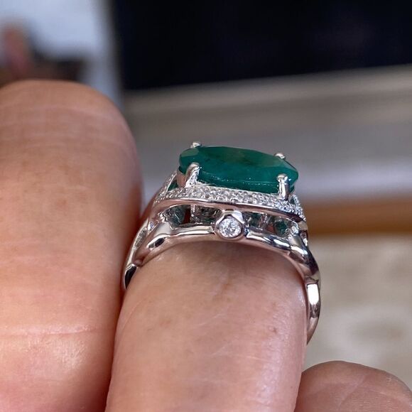 18K Natural 3.18 Carat Emerald & Diamond Ring  $8,848 Replacement Value - Picture 5 of 15
